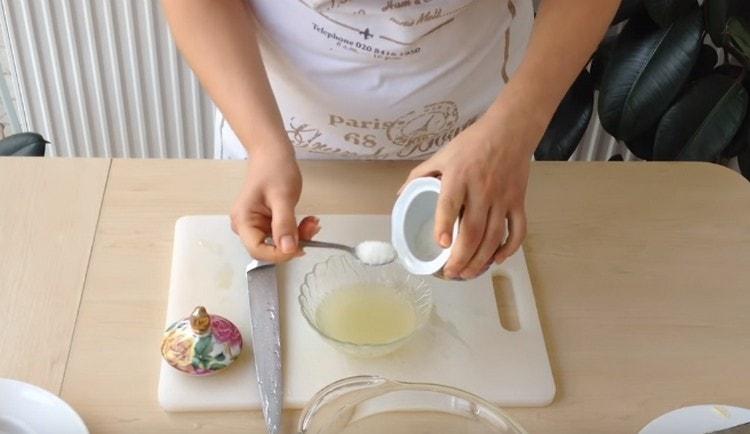 Aggiungi lo zucchero e riscalda la futura impregnazione per la torta.