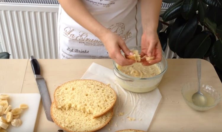 Crosta media sbriciolata in una crema di latte condensato e burro.