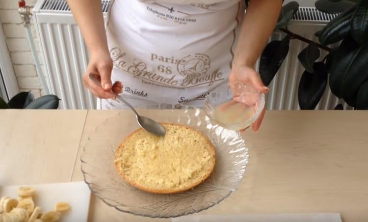 Immergere le torte inferiore e superiore con acqua di limone.