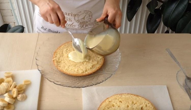 Copriamo entrambe le torte con latte condensato.