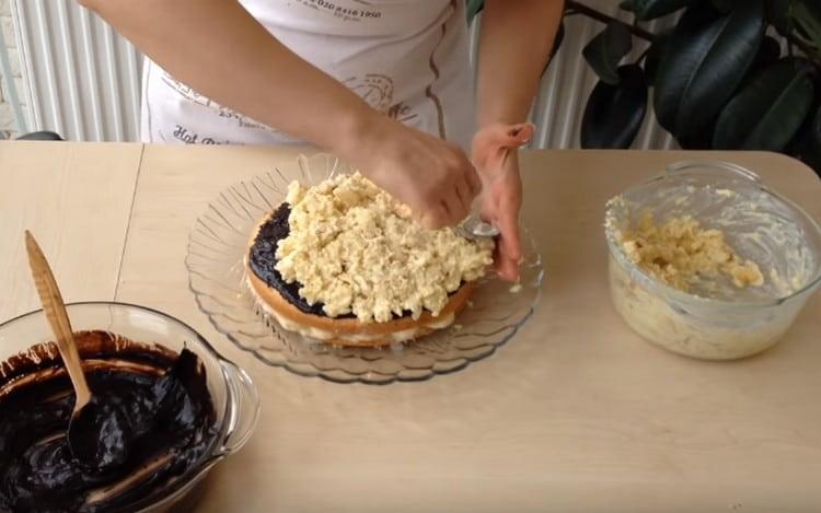 Successivamente, sulla parte superiore e sui lati della torta, stendi la massa di crema di banana.