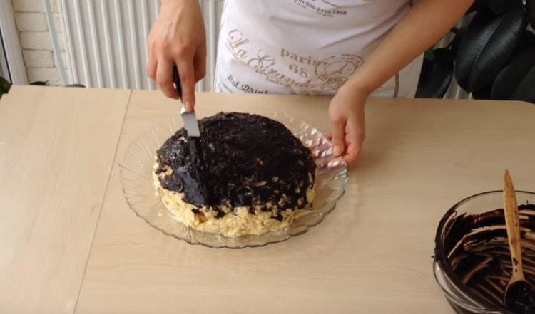 Copriamo la torta di banane con il fondente, come mostrato nella ricetta con la foto.