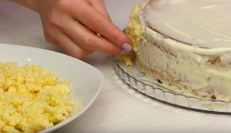 Colla pezzi di polpa di biscotto alla nostra torta.