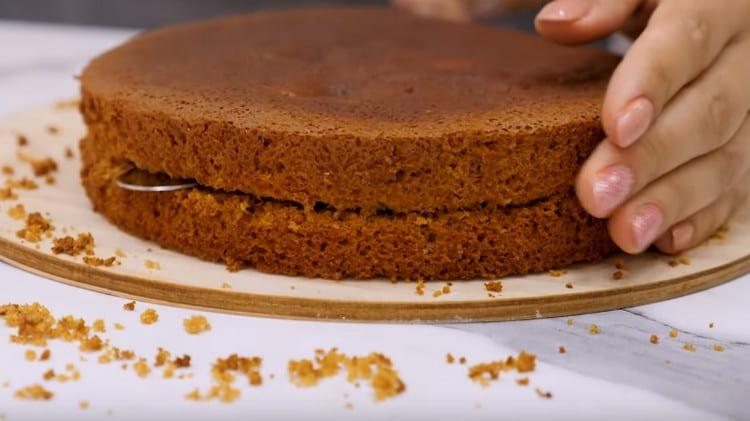 I biscotti raffreddati possono essere tagliati in altre due torte ciascuno.