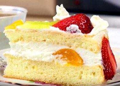 Un pan di spagna semplice e delizioso con frutta: una ricetta passo dopo passo con una foto.