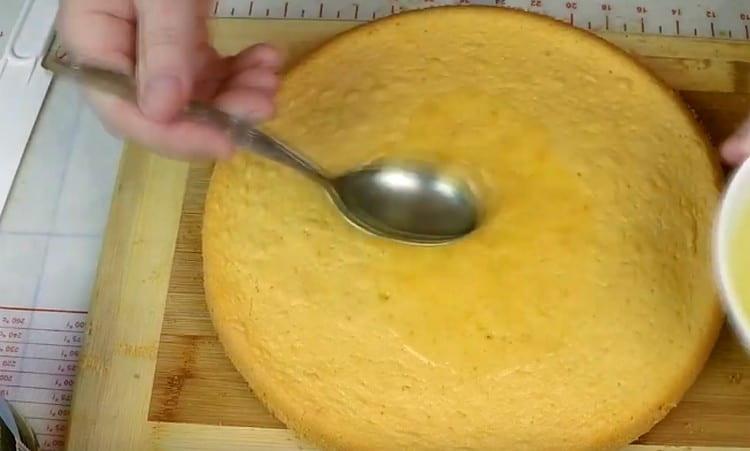 torte impregnate raffreddate con sciroppo di pesche in scatola.