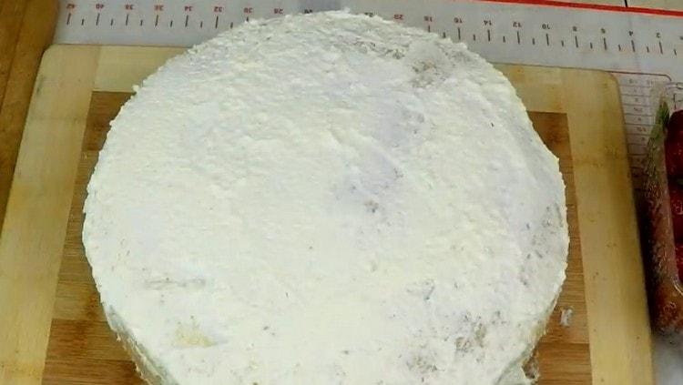 Ricopri la parte superiore e i lati della torta con la panna.