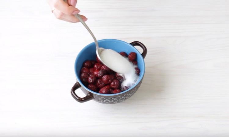 Riempiamo le ciliegie di zucchero in modo che inizino il succo.