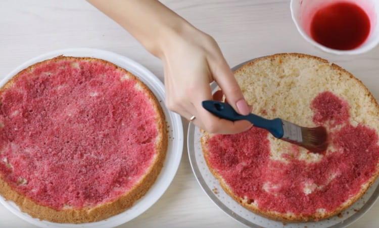 Tagliare il biscotto in due torte e immergerle ognuna con succo di ciliegia.