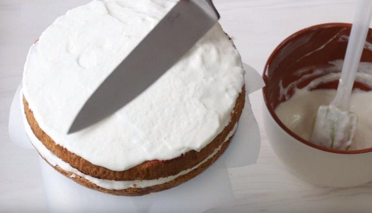 Copriamo tutto con una seconda torta e lo ungiamo anche con la panna.