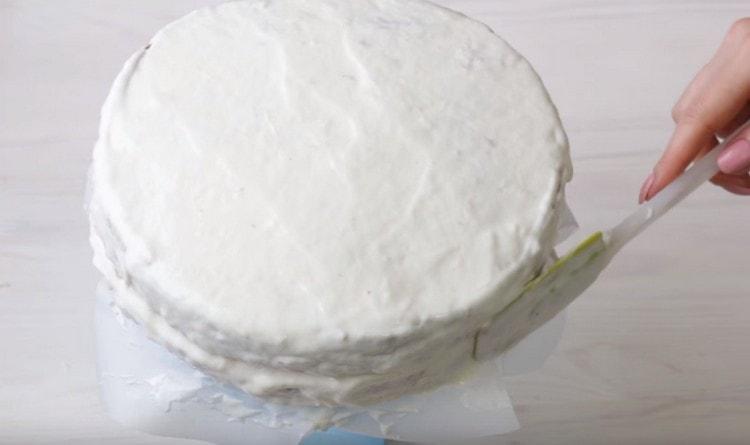 Livella la crema sulla parte superiore e sui lati della torta.