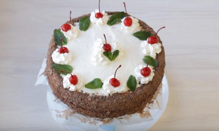 Così meravigliosamente puoi decorare una torta di biscotti con panna acida.