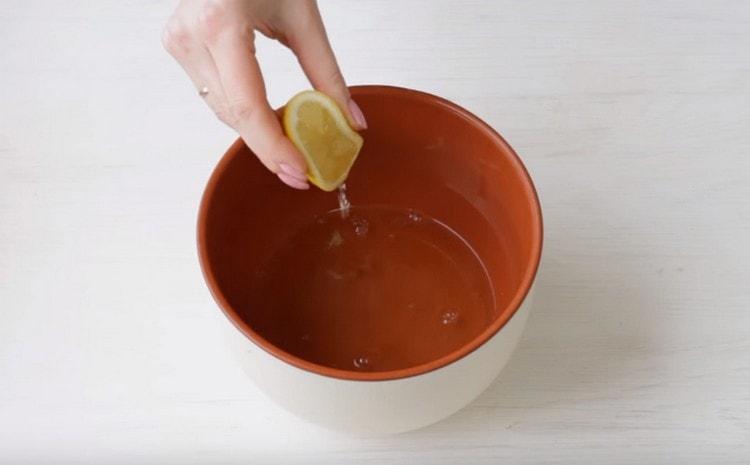 Aggiungi un pizzico di sale alle proteine ​​e qualche goccia di succo di limone.