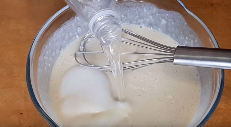 Prepariamo l'impasto su acqua minerale con latte.