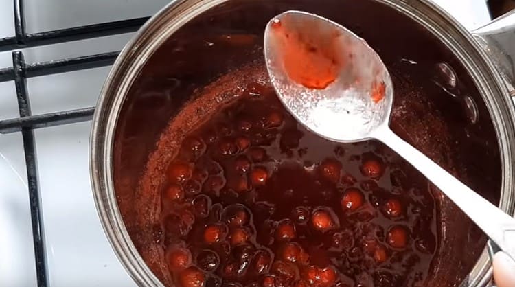 Cuocere la salsa fino a quando non si addensa.