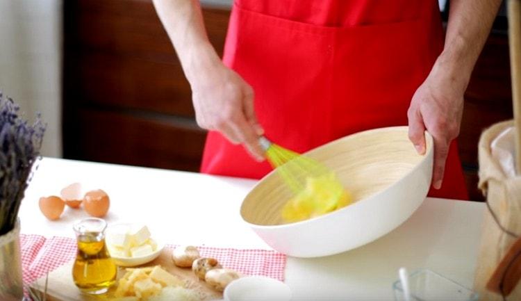 Per preparare l'impasto, sbattere le uova con una frusta.