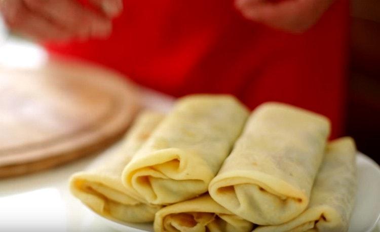 Frittelle così meravigliose ripiene di funghi sono adatte anche per essere servite sul tavolo festivo.