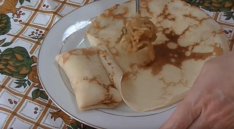 E ora avvolgiamo il ripieno di pancake nel cavolo bianco.