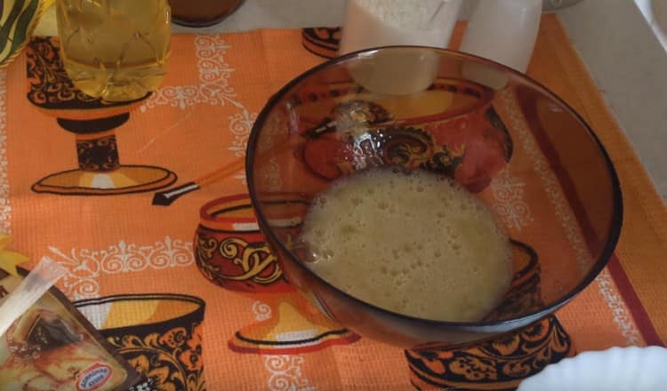 Per prima cosa, prepara l'impasto per le nostre frittelle con cavolo.