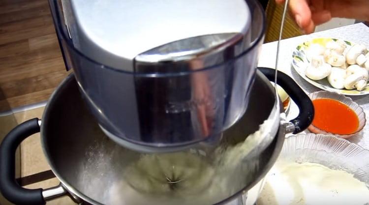 È conveniente sbattere l'impasto con un mixer.