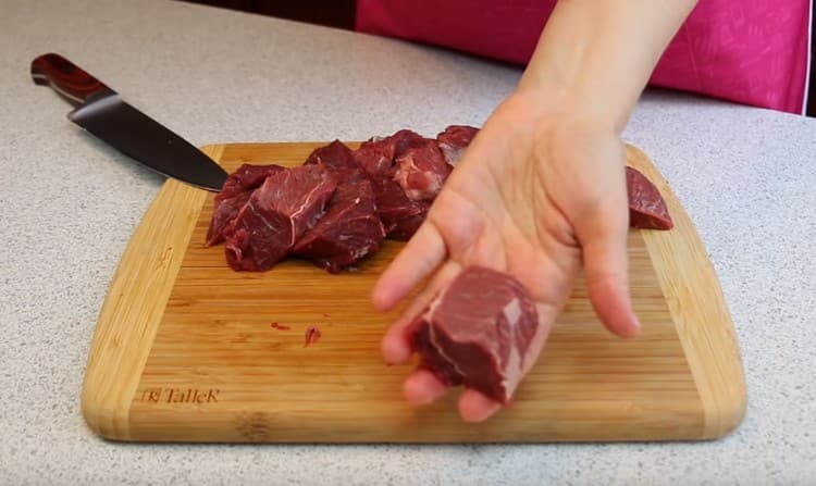 Cucinando il ripieno di carne per i pancake, iniziamo tagliando la carne.