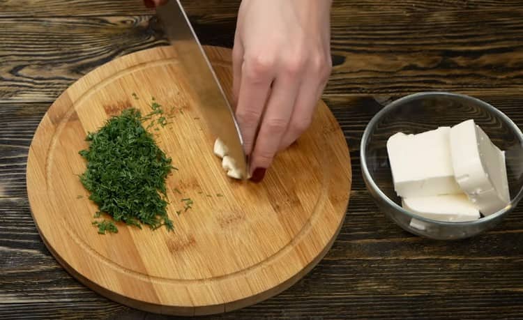 Produciamo frittelle con formaggio e aneto e per il sapore aggiungiamo l'aglio.