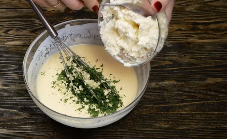 Aggiungi il formaggio feta all'impasto.