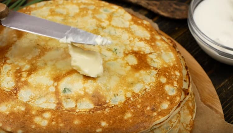 Prima di servire frittelle con formaggio, si consiglia di lubrificare con un pezzo di burro.