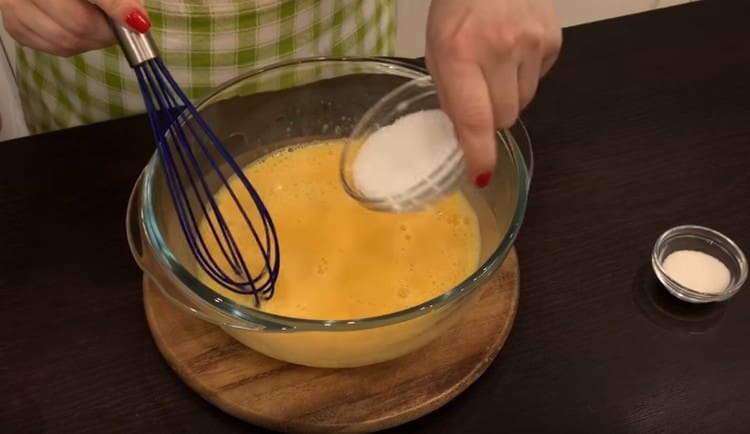 Aggiungi zucchero, sale e zucchero vanigliato alla massa di uova.