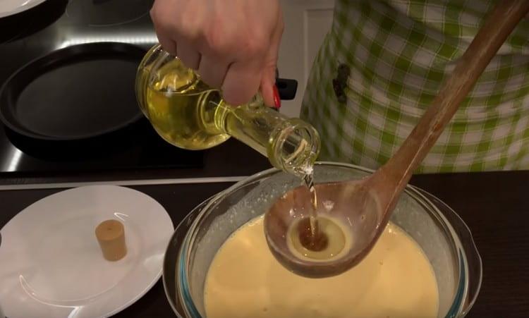 Prima di friggere le frittelle, aggiungere olio vegetale all'impasto e mescolare.