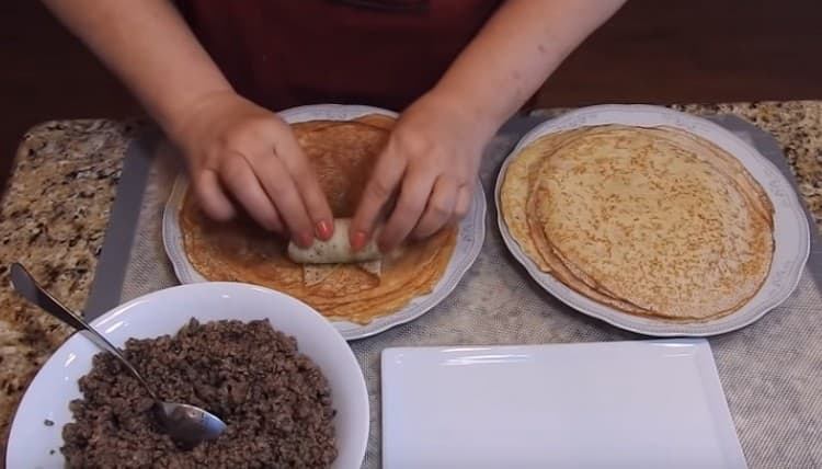 Come puoi vedere, preparare frittelle ripiene con carne macinata è facile.