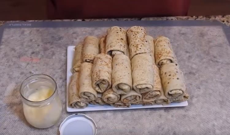 Come puoi vedere, anche una hostess alle prime armi padroneggerà la preparazione di un tale antipasto con carne.