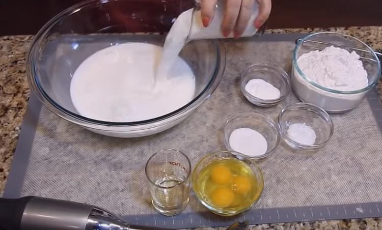 Per cucinare frittelle sottili in carne macinata che non si spezzerebbe, faremo un impasto con latte e kefir.