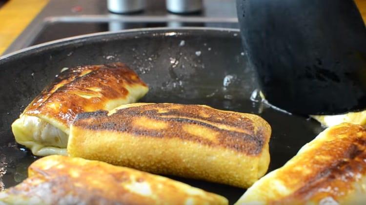 I pancake con le mele possono essere fritti nel burro prima di servire.