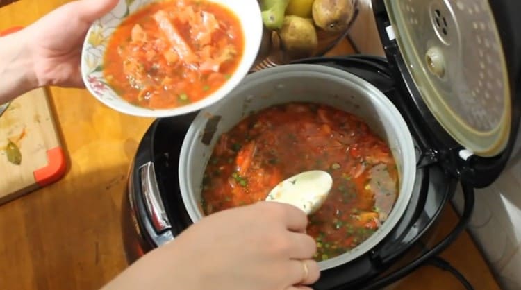 Ecco un borsch delizioso in una pentola a cottura lenta che può essere cotto in breve tempo.