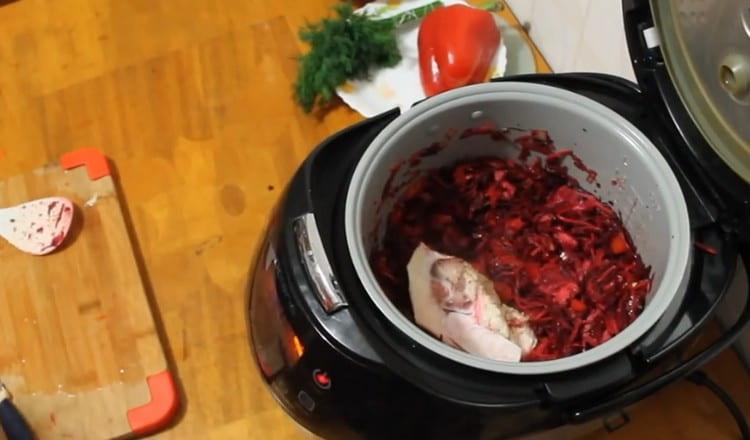 Per il brodo ricco mettiamo l'osso di manzo nel futuro borsch.