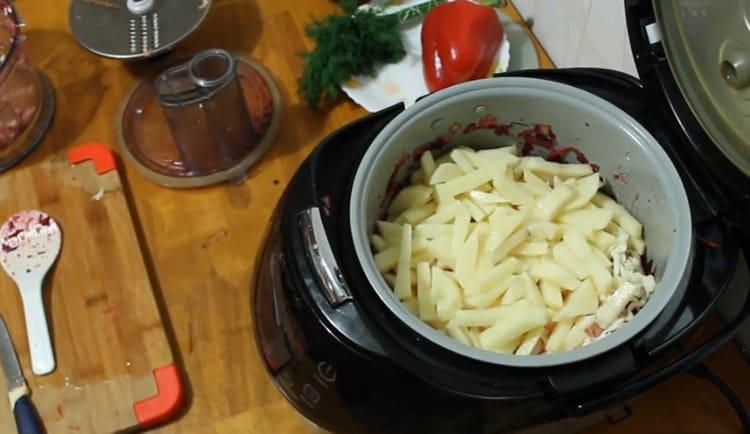 Tagliamo le patate e aggiungiamo anche alla ciotola del multicucina.