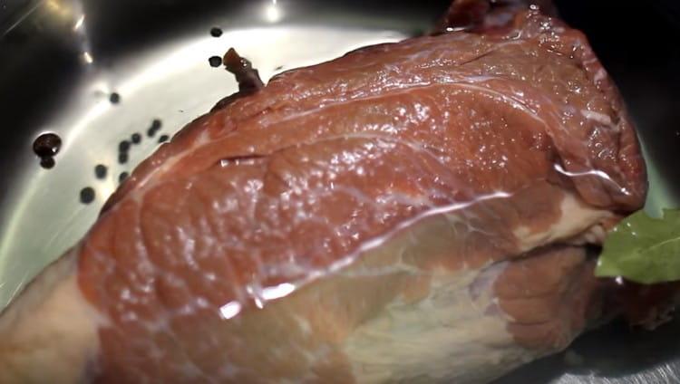 Mettiamo la carne in una padella, la riempiamo d'acqua, aggiungiamo pepe, alloro e mettiamo a cuocere il brodo.