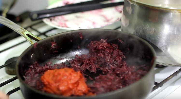 Quindi, aggiungi il concentrato di pomodoro alle barbabietole.