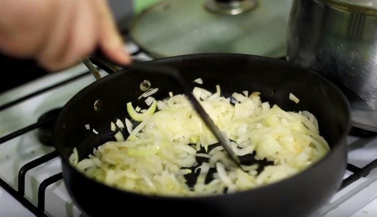 Macina la cipolla e separatamente dalle barbabietole, friggetela in una padella.