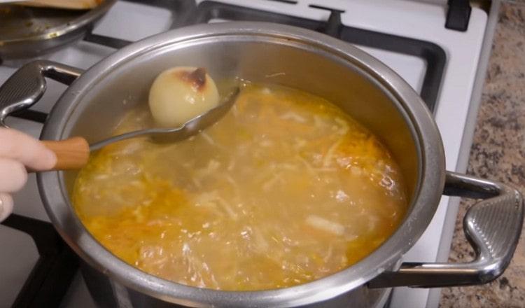 Tiriamo fuori la carne e le cipolle dal brodo.