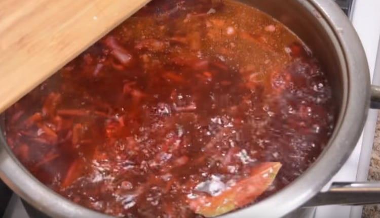 Alla fine della cottura, aggiungi la foglia di alloro, il sale e l'aglio tritato al borsch.