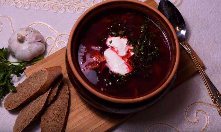 Puoi aggiungere panna acida e verdure al borsch con crauti durante il servizio.