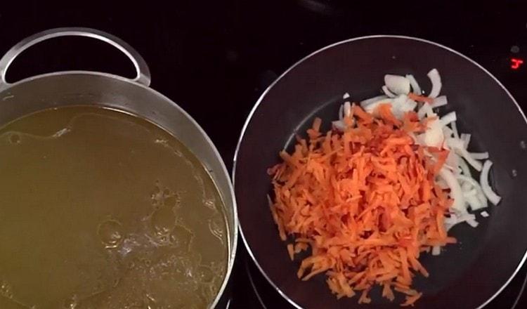 In una padella passiamo cipolle, carote e peperoni.