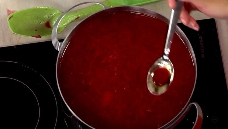 Rimuovi il borsch dal fuoco, quindi aggiungi le spezie a piacere.