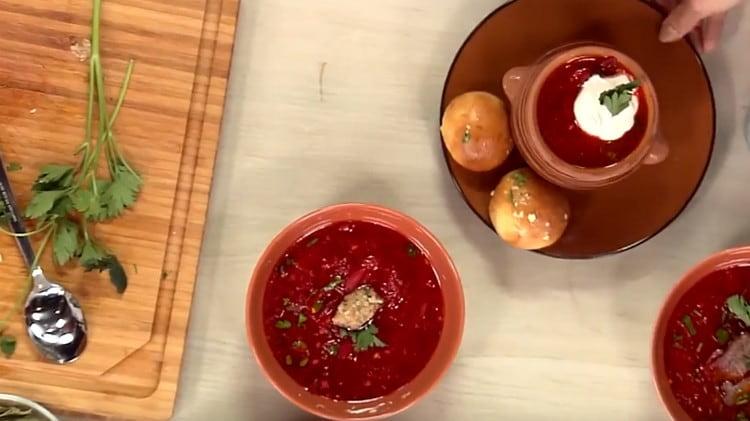 Un borsch così meraviglioso con le ciambelle ti aiuterà a sorprendere piacevolmente i tuoi cari.