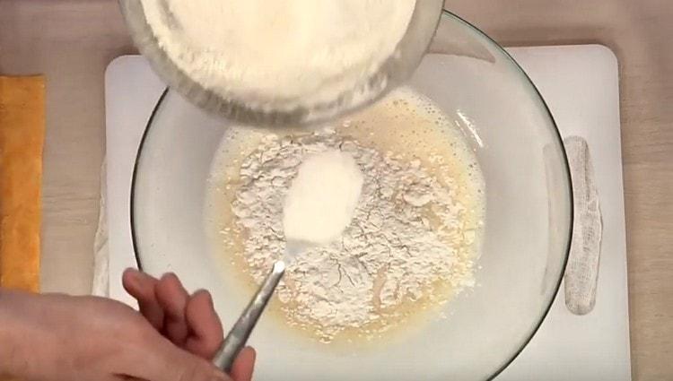 Aggiungi farina e lievito secco alla miscela di latte d'uovo.