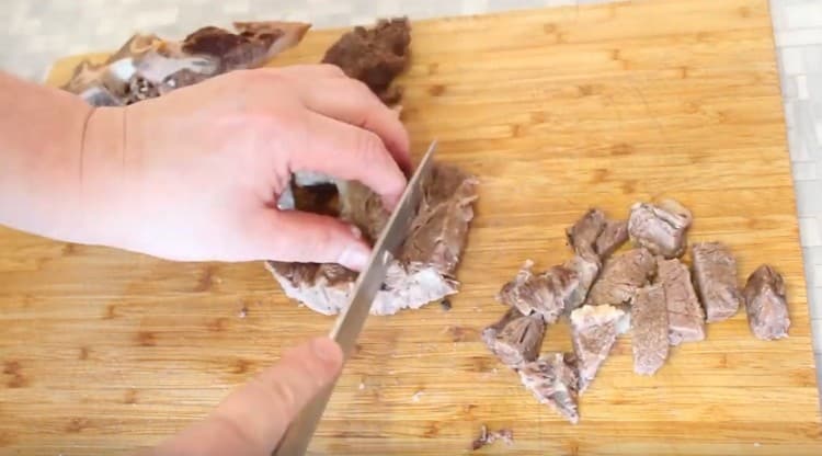 Tagliare la carne in porzioni e tornare al brodo.