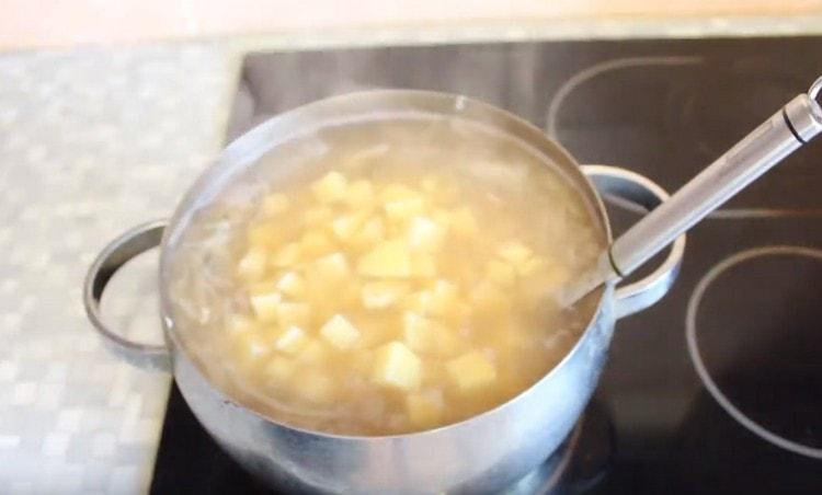 Tagliamo le patate e aggiungiamo anche il brodo.