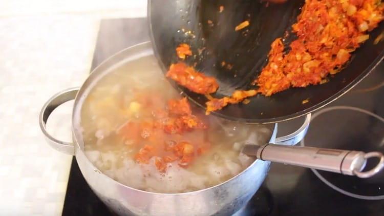 è ora di aggiungere la frittura di carote al futuro borsch.